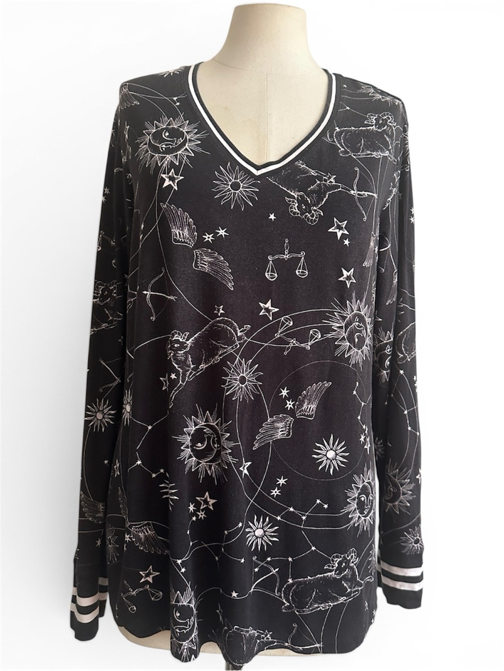 Johnny Was JANIE FAVORITE LONG SLEEVE V‑NECK SWING TEE  Celestial V-Neck Top M